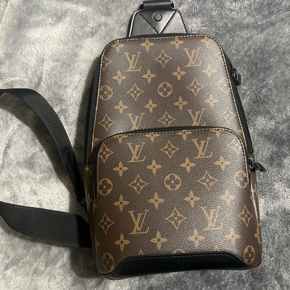 Louis Vuitton Avenue Sling bag